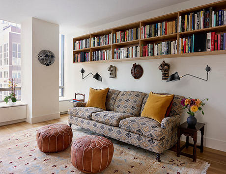 Un Plaza Apartment In Manhattan Frames Light, Art, And River Life - 3