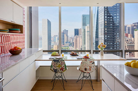 Un Plaza Apartment In Manhattan Frames Light, Art, And River Life - 4