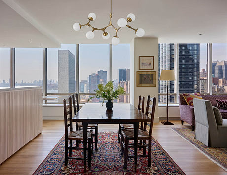 Un Plaza Apartment In Manhattan Frames Light, Art, And River Life - 5