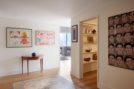 Un Plaza Apartment In Manhattan Frames Light, Art, And River Life - 7