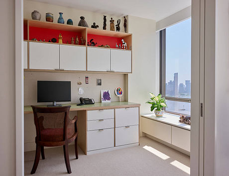 Un Plaza Apartment In Manhattan Frames Light, Art, And River Life - 8