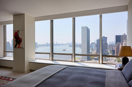 Un Plaza Apartment In Manhattan Frames Light, Art, And River Life - 9