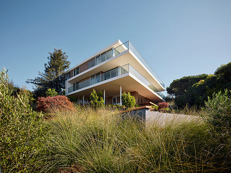 Lagoon View: Open Plan Living Framed by Bay Vistas - 1