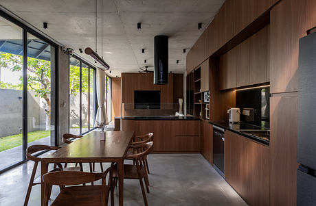 Phan Rang House – Hidden yard: Concrete Refuge For Coastal Heat Living - 5