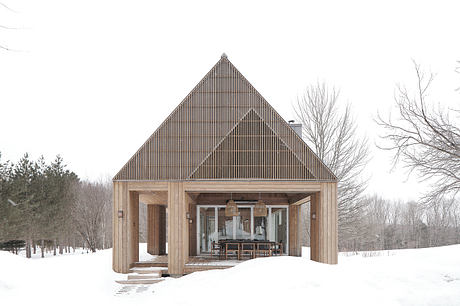 House on the Pond: Compact Lakeside Retreat - 1