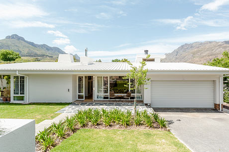 House Slabbert: Modern Alterations for a 1970s Family Home Life - 1