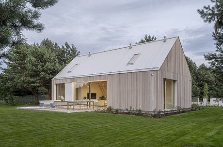Kownatki Lake House Calm Geometry: Metal-Clad Refuge in the Pines - 1