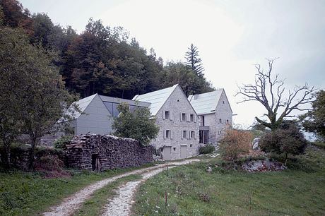 Mansion Lom: Karst Farm Becomes a Quiet Retreat for Eight Children - 1