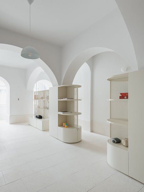 Barão Sabrosa Apartment: Filled Lisbon Retreat Under Historic Arches - 3