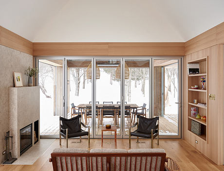 House on the Pond: Compact Lakeside Retreat - 3