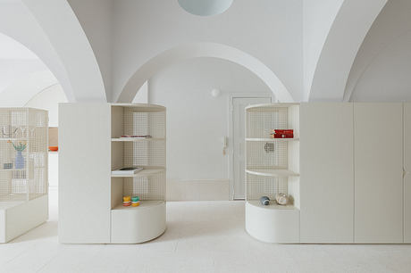 Barão Sabrosa Apartment: Filled Lisbon Retreat Under Historic Arches - 4