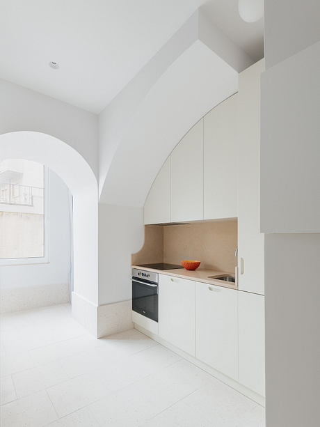 Barão Sabrosa Apartment: Filled Lisbon Retreat Under Historic Arches - 5