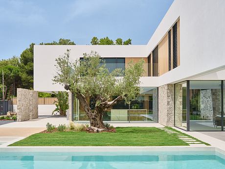 914 JS3 Reframes Coastal Living with Deep Porches and Pool Courtyard - 5