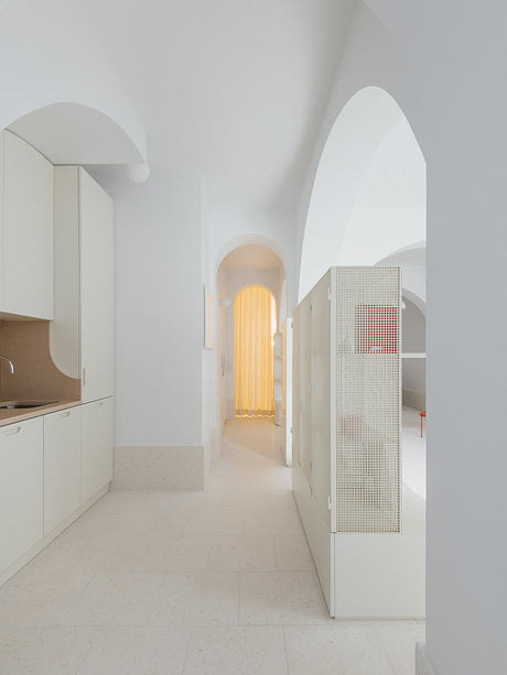 Barão Sabrosa Apartment: Filled Lisbon Retreat Under Historic Arches - 6