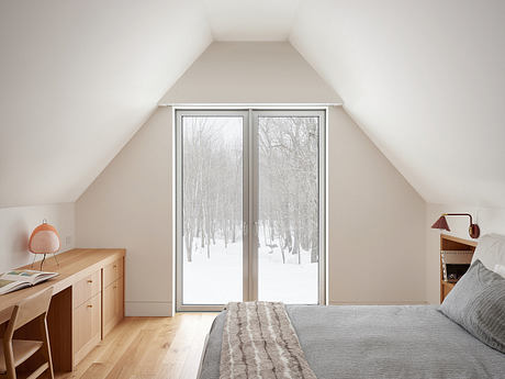 House on the Pond: Compact Lakeside Retreat - 6