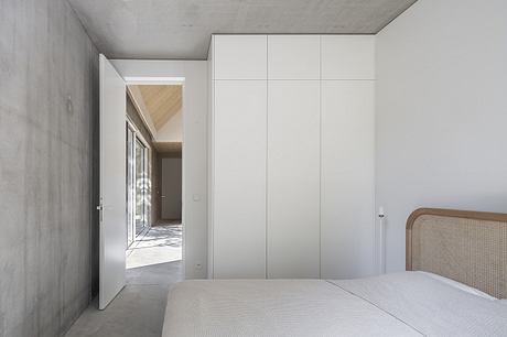 Kownatki Lake House Calm Geometry: Metal-Clad Refuge in the Pines - 6