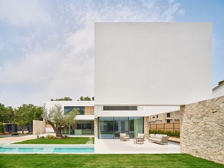 914 JS3 Reframes Coastal Living with Deep Porches and Pool Courtyard - 6