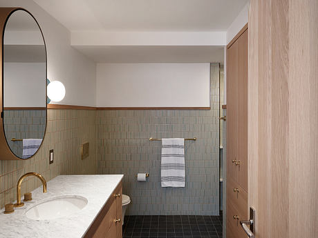 House on the Pond: Compact Lakeside Retreat - 7