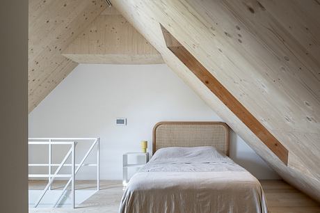 Kownatki Lake House Calm Geometry: Metal-Clad Refuge in the Pines - 7