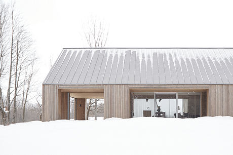 House on the Pond: Compact Lakeside Retreat - 9