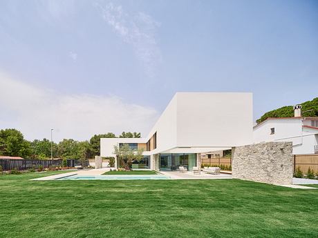 914 JS3 Reframes Coastal Living with Deep Porches and Pool Courtyard - 9