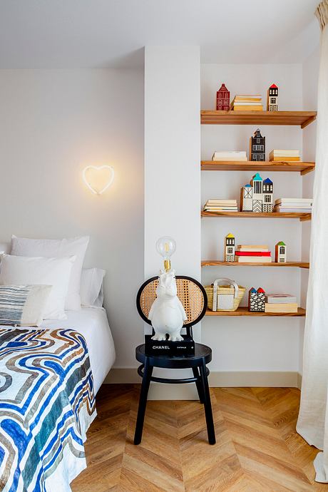 Casa Regino: Glass and Color Shape a Bright Burgos Apartment - 9