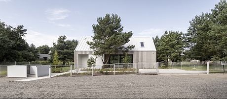 Kownatki Lake House Calm Geometry: Metal-Clad Refuge in the Pines - 9