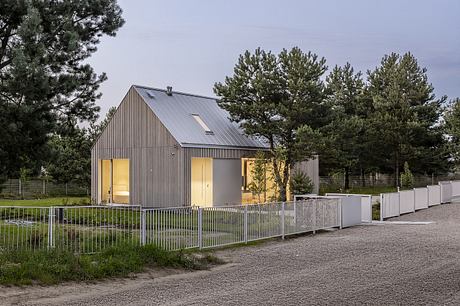 Kownatki Lake House Calm Geometry: Metal-Clad Refuge in the Pines - 10