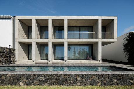 Casa da Rocha Quebrada: Concrete House on São Miguel Coast - 1