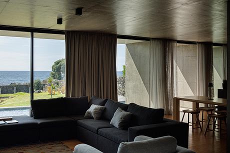 Casa da Rocha Quebrada: Concrete House on São Miguel Coast - 2