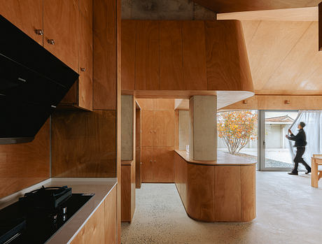 House of Cross Recasts Multi-Generational Living Around a Central Yard - 7