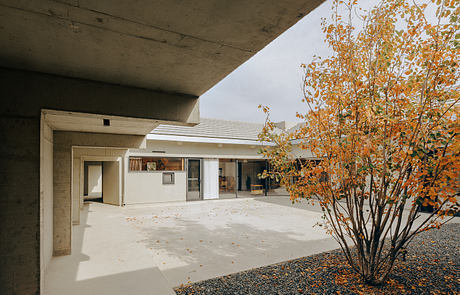 House of Cross Recasts Multi-Generational Living Around a Central Yard - 9