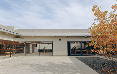 House of Cross Recasts Multi-Generational Living Around a Central Yard - 10