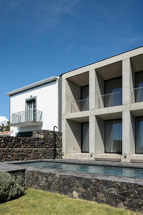 Casa da Rocha Quebrada: Concrete House on São Miguel Coast - 10