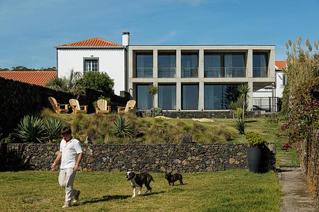 Casa da Rocha Quebrada: Concrete House on São Miguel Coast - 11