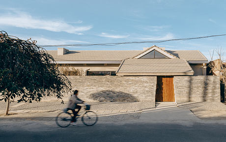 House of Cross Recasts Multi-Generational Living Around a Central Yard - 11