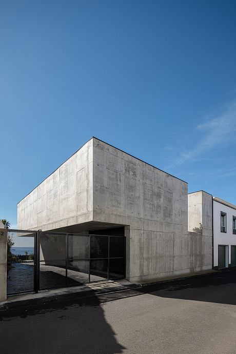 Casa da Rocha Quebrada: Concrete House on São Miguel Coast - 12