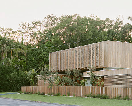 Bangalow Road House: Timber Screens Shape a Calm Urban Retreat - 1