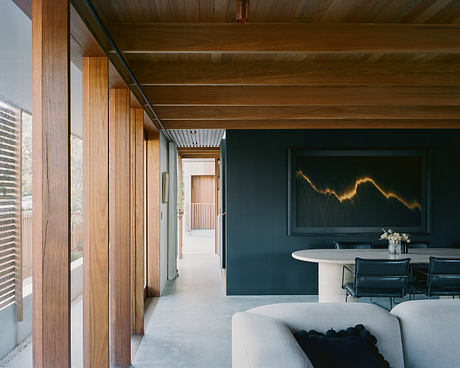 Bangalow Road House: Timber Screens Shape a Calm Urban Retreat - 3