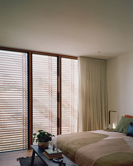 Bangalow Road House: Timber Screens Shape a Calm Urban Retreat - 4