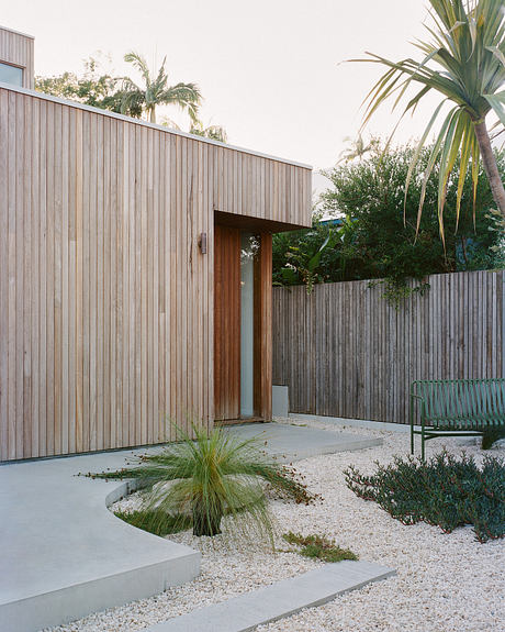 Bangalow Road House: Timber Screens Shape a Calm Urban Retreat - 6