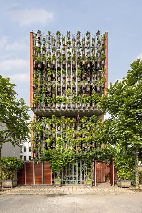 Flying Vegetation: Organizes Family Life Across Five Elevated Floors - 1