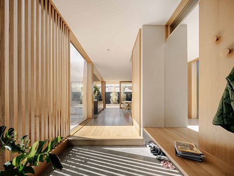 Cupertino Courtyard House Uses Courtyards to Shape Family Daily Life - 6