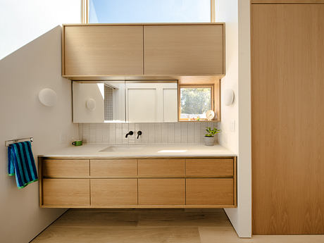 Cupertino Courtyard House Uses Courtyards to Shape Family Daily Life - 11