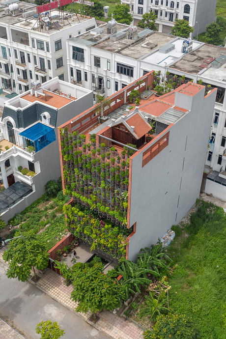 Flying Vegetation: Organizes Family Life Across Five Elevated Floors - 11