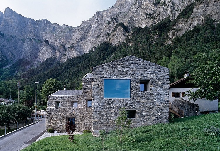 Rustic Home by Savioz Fabrizzi Architecte