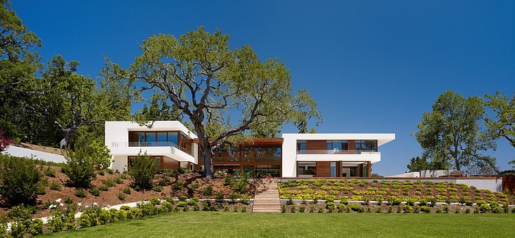 Modern Peninsula Estate by Lencioni Construction