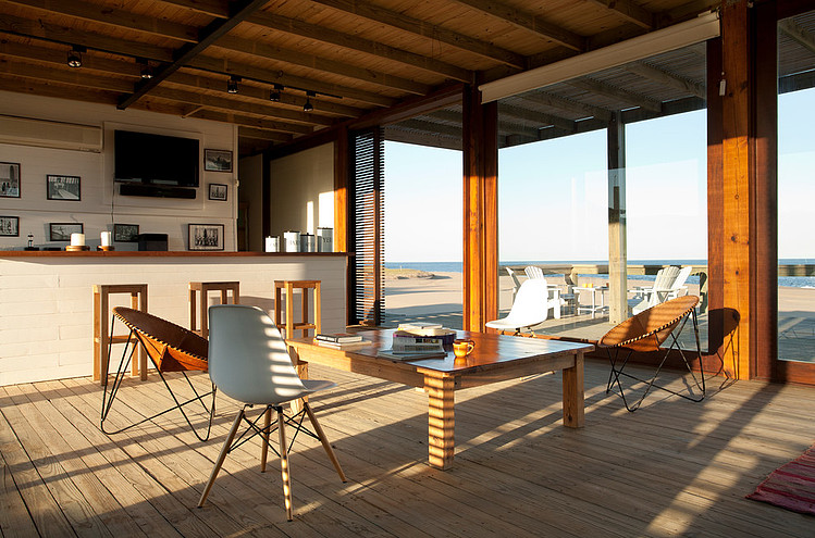 Beach House by Martin Gomez Arquitectos