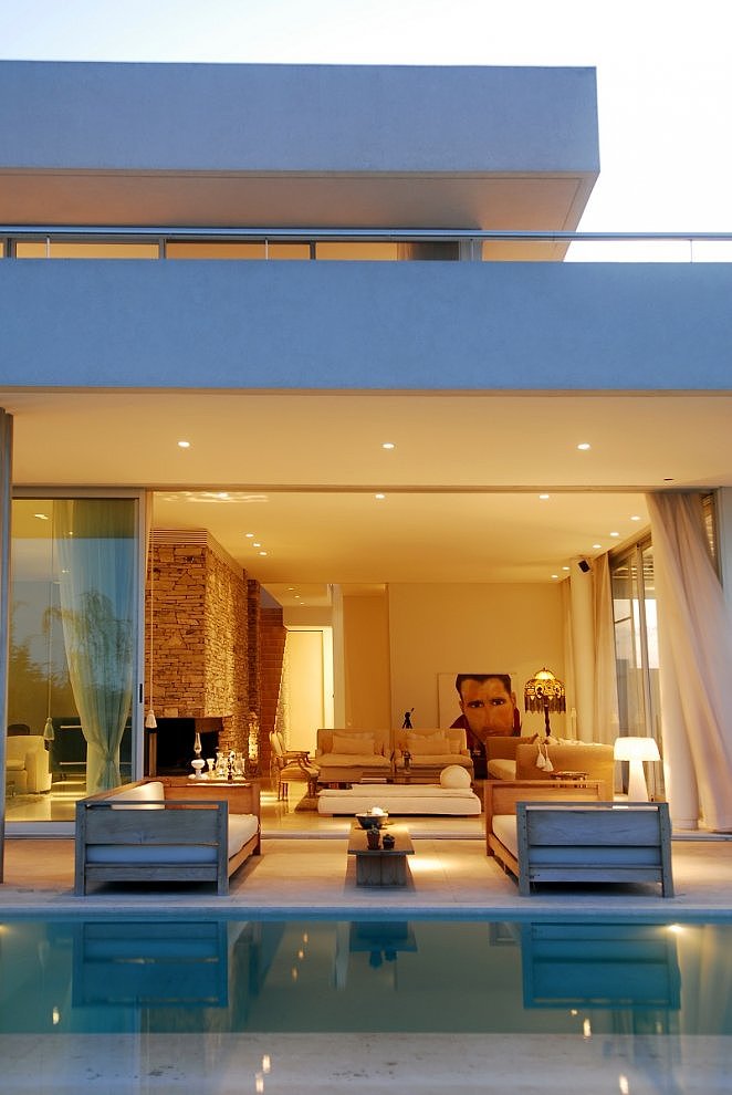 Agua House by Barrionuevo-Sierchuk