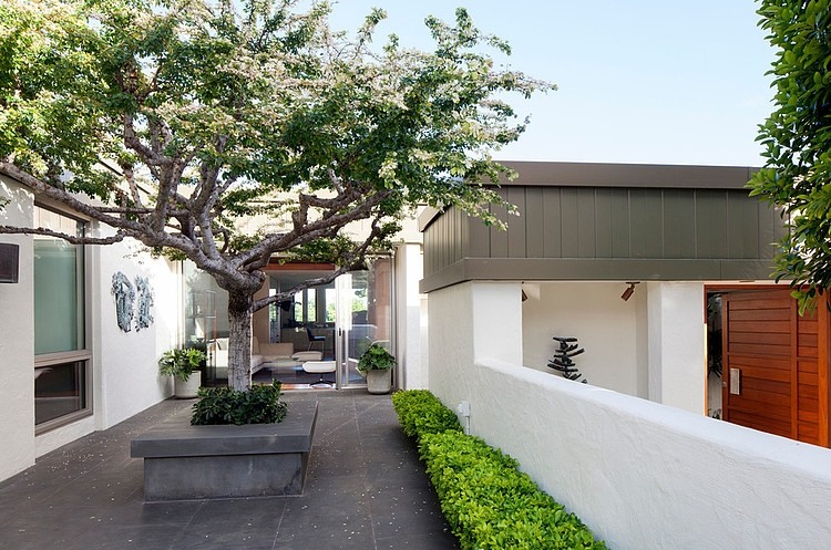 Modern Makeover by Peter Vincent Architects